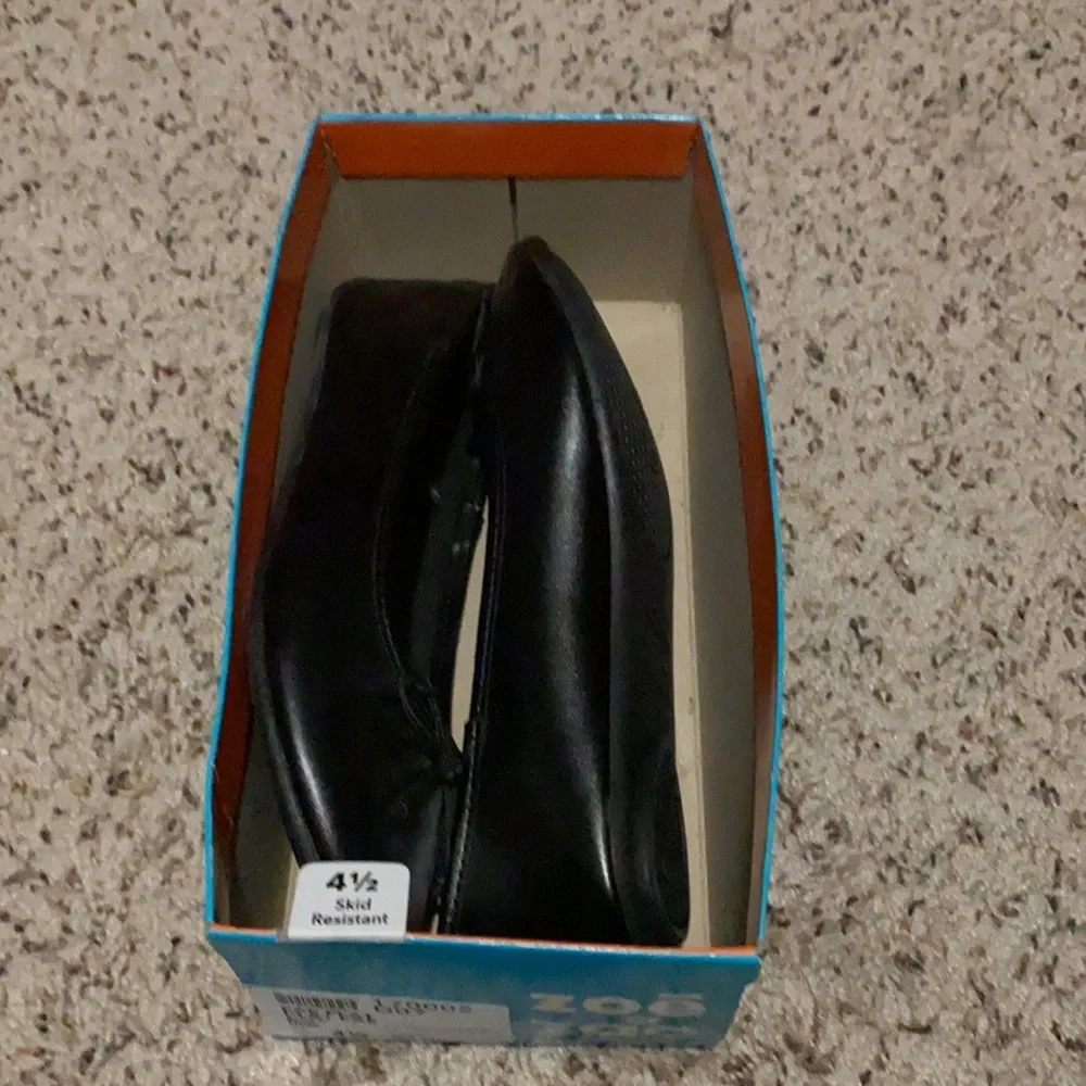 ⭐️ 3 for $22-- Zoe & Zac  Black Flat NWT